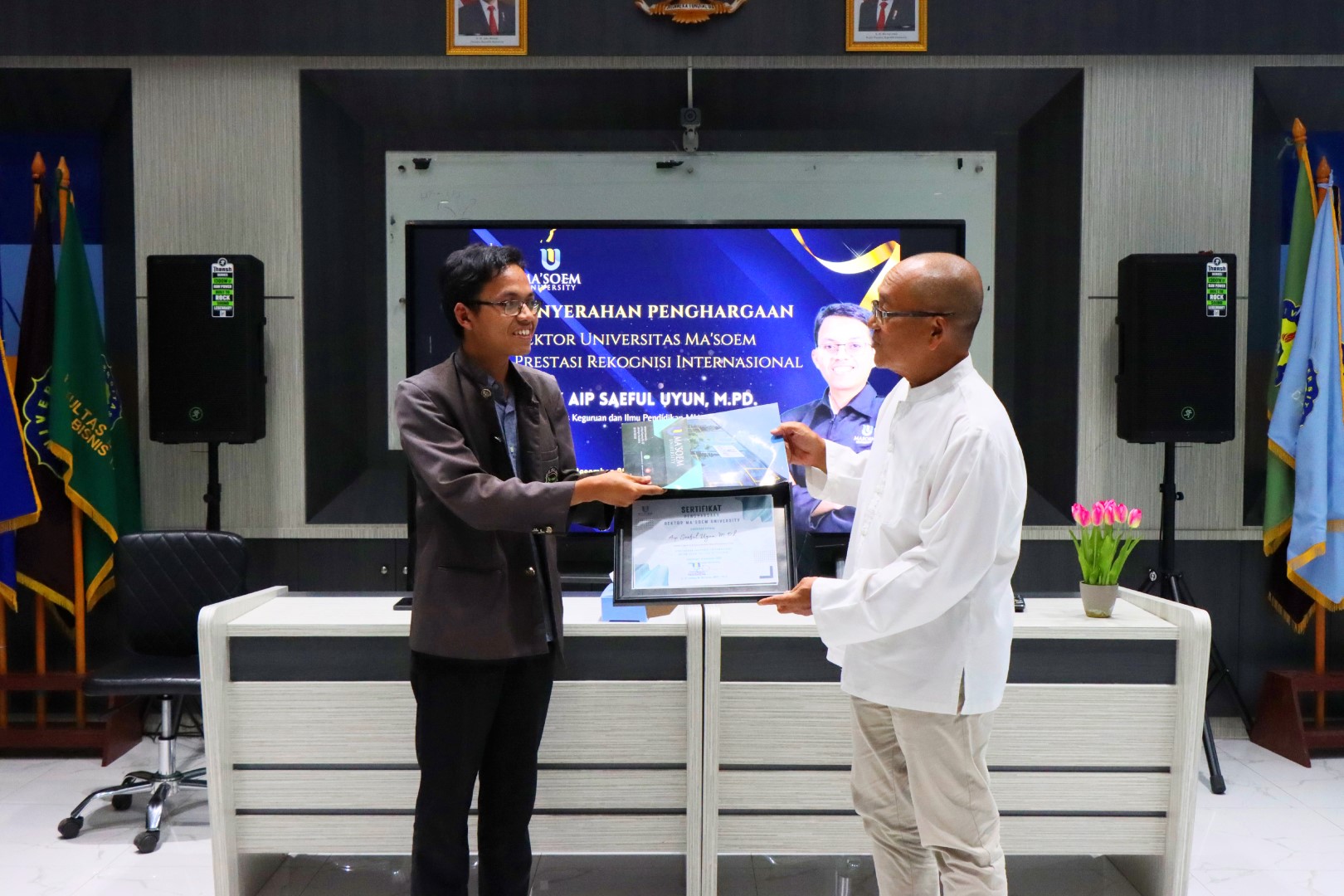 Apresiasi Dosen Al Masoem Peraih Penghargaan Internasional Junior Lecturer Outstanding Contribution in Education in Asia