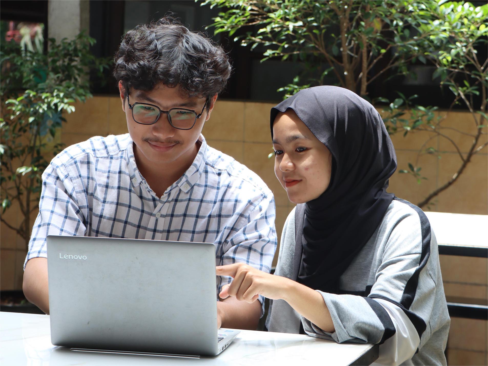 Biaya Pendidikan Kelas Reguler dan Non Reguler Per Semester Hanya 5 Juta Untuk Digital Bisnis S1 Sebagai Referensi Nama Kuliah di Bandung