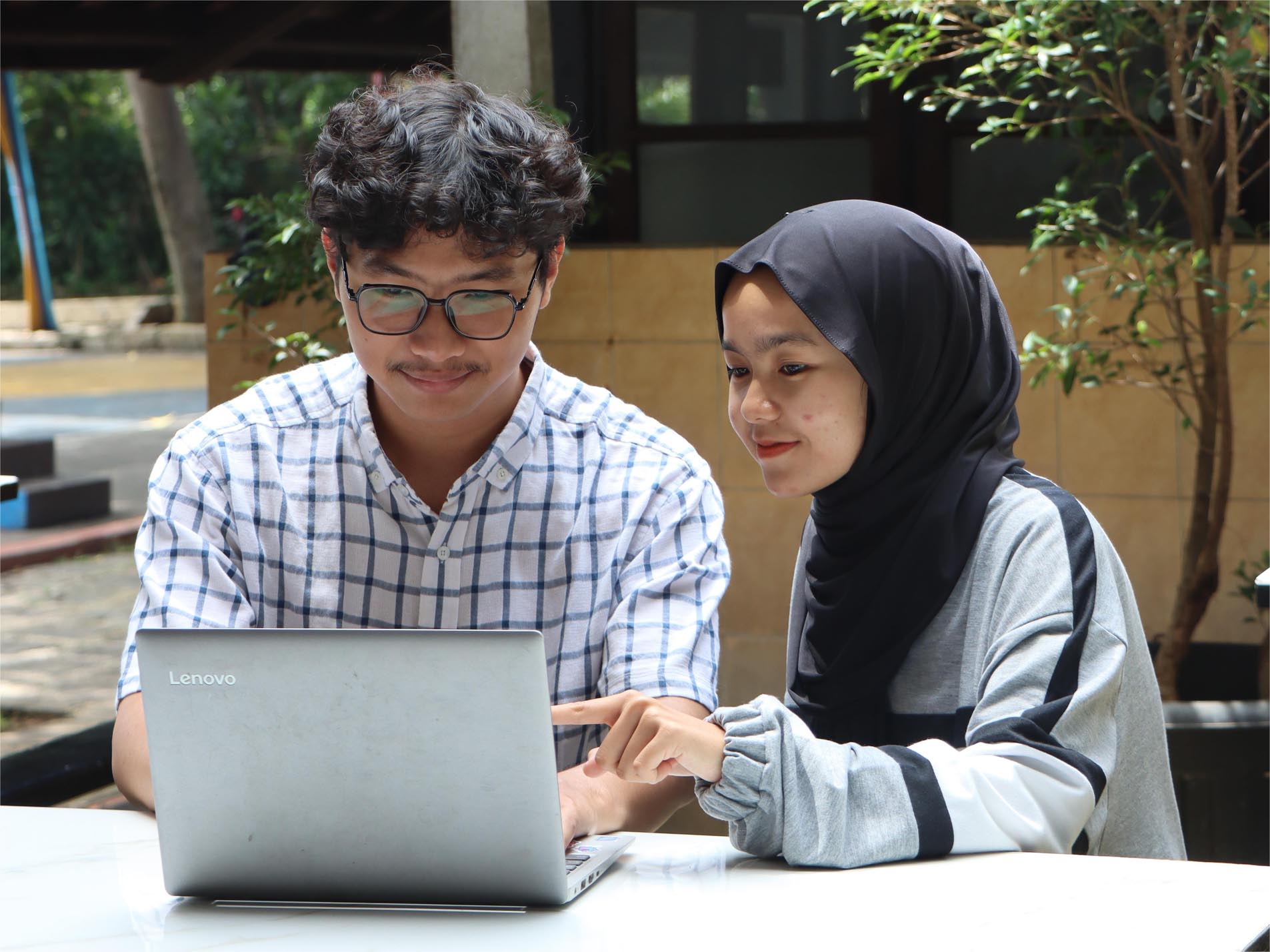 Apa itu bisnis digital dan bagaimana cara mendapatkan beasiswa untuk kuliah?