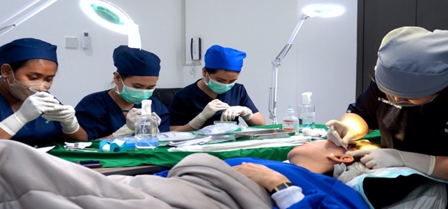 Perbedaan Teknik Transplantasi Rambut FUE dengan Transplantasi DHI dan Mana yang Terbaik